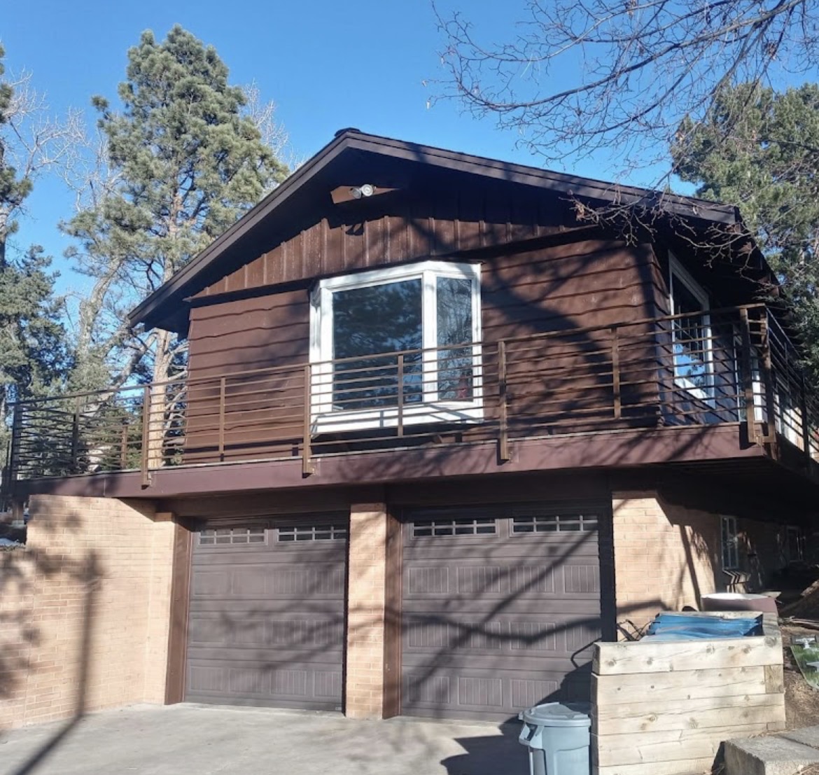 Horizontal steel deck railing on mountain home